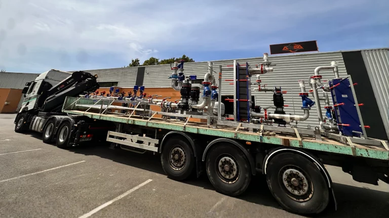 Manutention skids frigorifiques depuis l'atelier ARREA Rennes